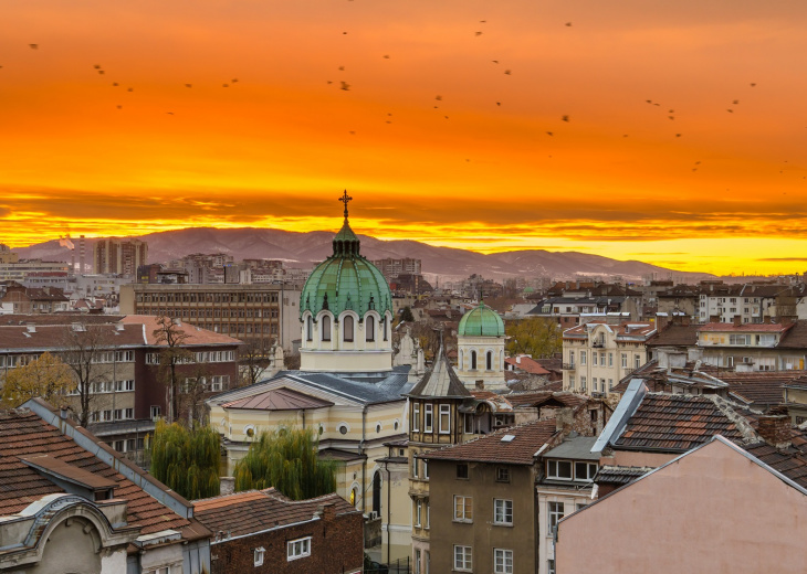 Les toits de la ville de Sofia au coucher du soleil