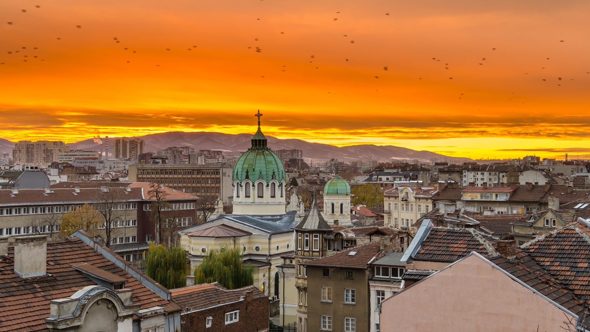 Les toits de la ville de Sofia au coucher du soleil
